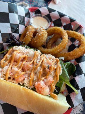 Lobster roll with chipotle sauce and onion rings