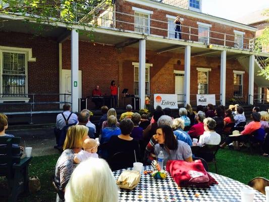 Courtyard music Jim Robinson & Maria Signa