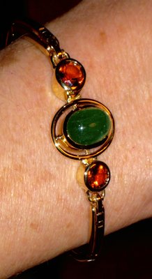 Yellow gold flexible bracelet with Cabochon Emerald and Madeira Quartz