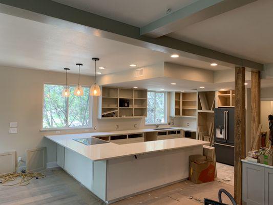 U shape kitchen with drop in cooktop and under mount kitchen sink.