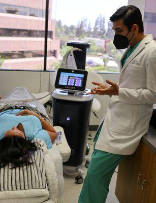 Dr. Nima speaking with a patient during an Evolve Trim treatment