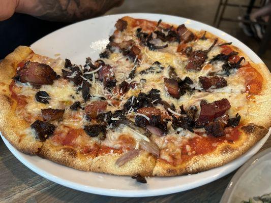 Pancetta mushroom pizza