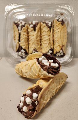 Hey!! It's called a pizzolli a yummy pudding, and icing mixture, wrapped in a pizzelle