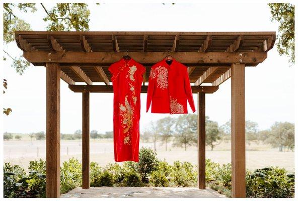 The Oaks Arbor ceremony. 
Laura Lee Photography.