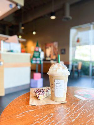 Two of my favorite things are back! Cranberry Bliss Bar and Chestnut Praline Latte! * IG @moniquedao