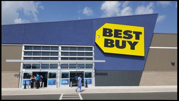 Best Buy Store #340 Front View.