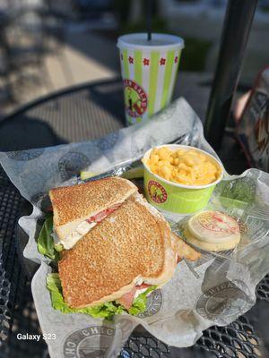 Spicy chicken salad with Mac and Cheese extra creamy