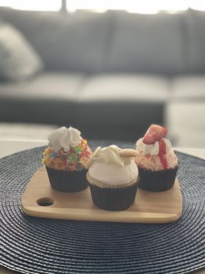 Fruity pebble, banana pudding and strawberry crunch cupcakes