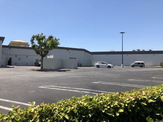 Here are people parked in the same lot the next day, doing their laundry! Hopefully these paying patrons don't get their car towed either!