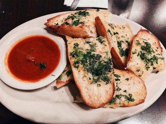 Garlic bread that comes w/ the home delicious sampler