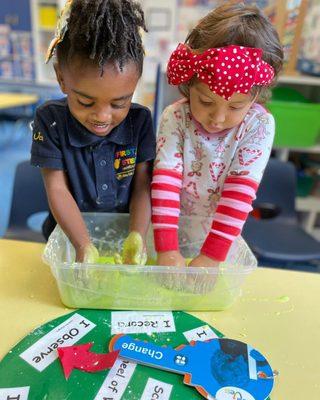 In Pk3A class we celebrated Dr. Seuss' birthday reading the book "Oh! The Places you'll go!" We continued with a sensory activity with the l