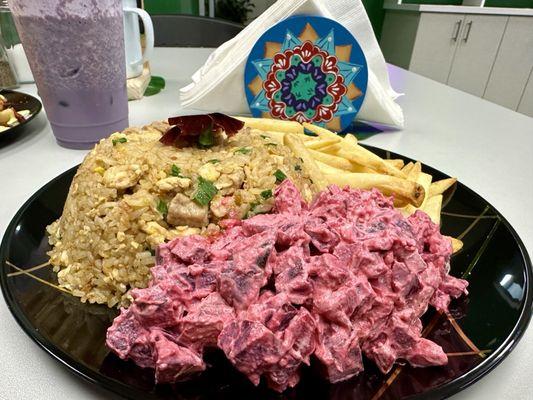 Arroz cantonés, ensalada rusa, papas fritas y jugo de mora en leche.