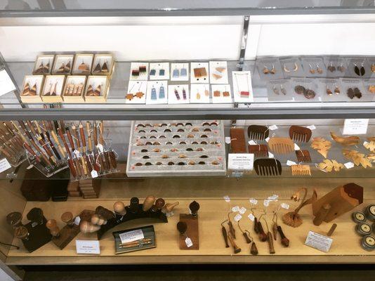 Jewelry, pens and other small wooden items