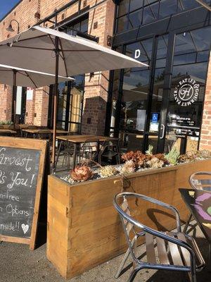 Welcoming Al Fresco Dining.