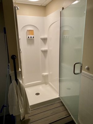 Shower area in suite to rinse off before and after your float. Shampoo and soap provided.