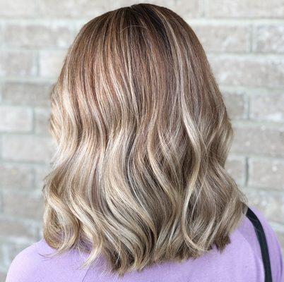 What a gorgeous color melt. Rich copper goodness melted seamlessly into a sore blonde foilayage.