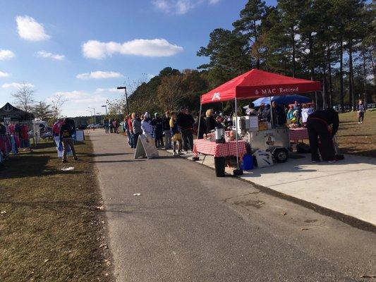 Only one food table for 1000+ people.