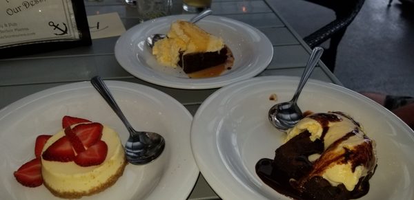 Brownie sundaes and cheesecake