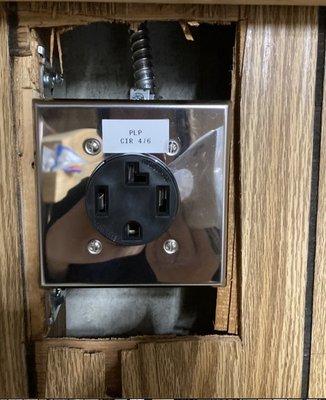 220 Volt power outlet installation