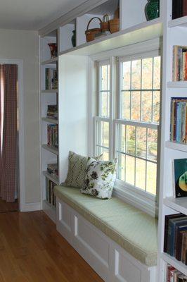 window seat and built in bookshelves