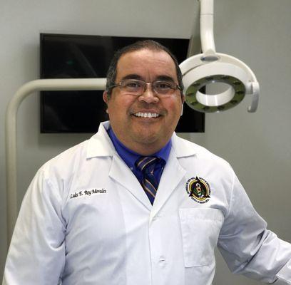 Dr. Luis Rey is an experienced general practitioner, with advanced knowledge on Prosthodontics