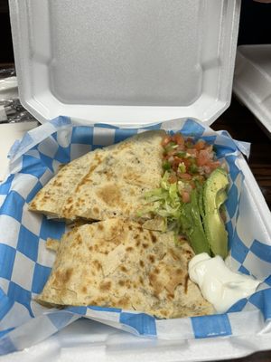 Quesadilla de pollo grande.