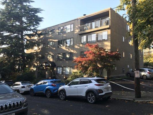 Bella Vista Apartments entry side view from E Mercer St.