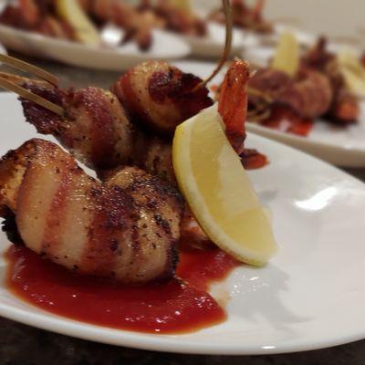 Maple black pepper corn bacon wrapped shrimp served with sweet Thai Chilli sauce and a lemon