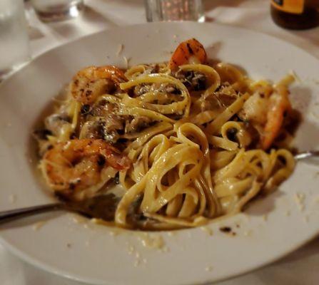 Asked for fettuccine Alfredo and added shrimp and mushrooms