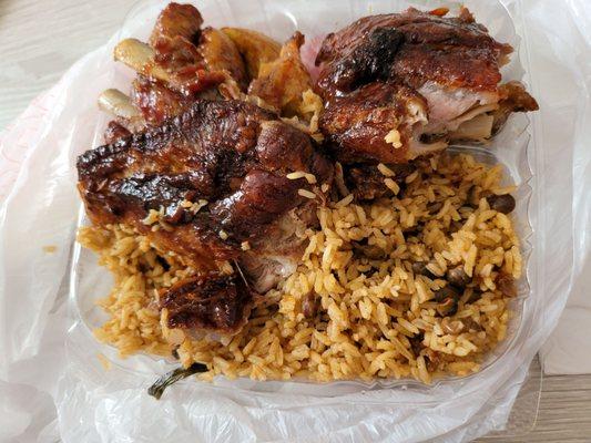 Ribs, arroz gondules and maduro.