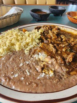 Carne con chile arroz y frijoles