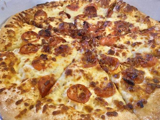 Bacon and pepperoni on white pizza. Tasty !