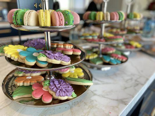 Flower cookies and macs