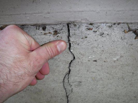 An observed foundation crack