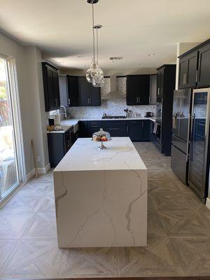 Modern Kitchen with Shaker Cabinets, quartz countertops, Waterfall Island, Porcelain Tile Floor.