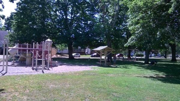 covered picnic tables