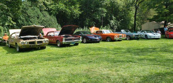 What a hodgepodge of Pontiacs.