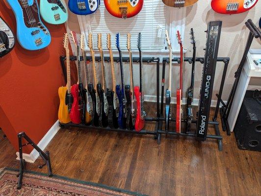 Bargain rack guitars. Come find great beginner guitars for every budget