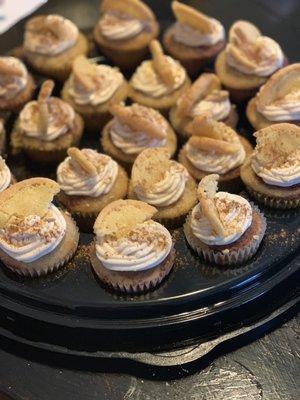 Snickerdoodle Cupcakes with Snickerdoodle cookies