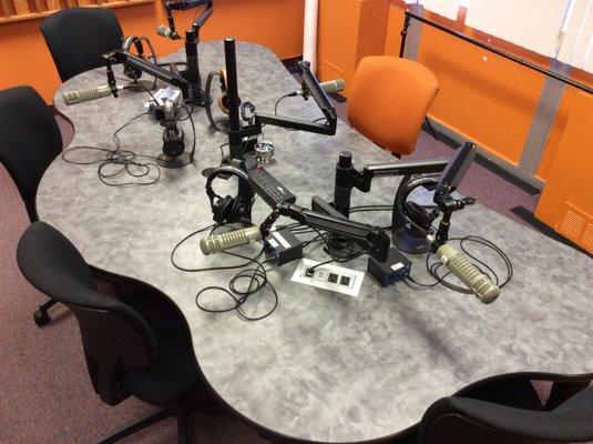 Broadcast table accommodates up to 5 people simultaneously