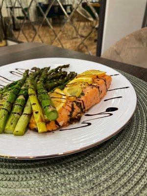 Grilled salmon with asparagus