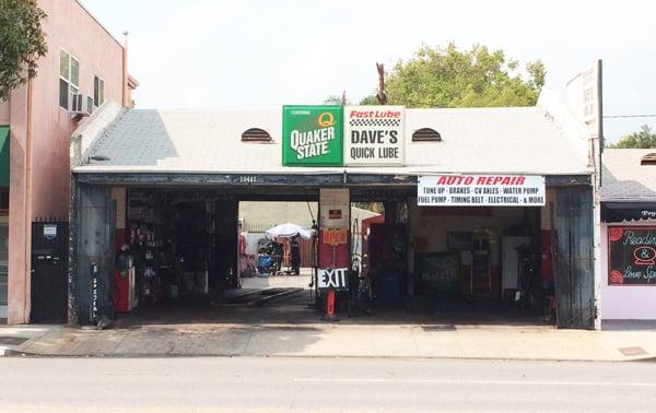 The front of Dave' Quick Lube as seen from Magnolia Blvd