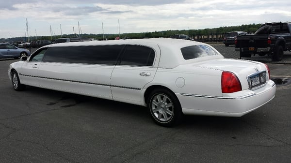 8 PASSENGER LIMO