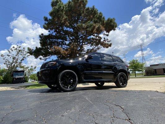 Jeep Grand Cherokee 
Powder coated wheels gloss black and lug nuts to match