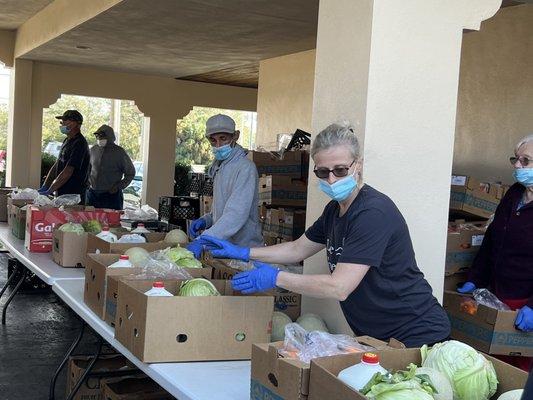 "Feeding Tampa Bay" mobile pantry teamwork.