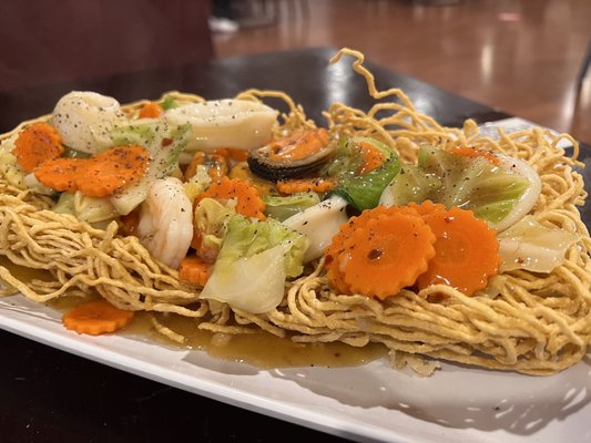 Crispy noodles with seafood