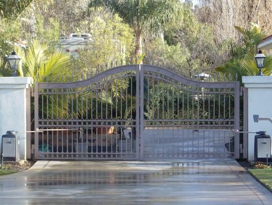 Electric Swing gate with top spears and arch