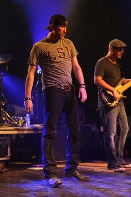 Cole Swindell lookin good