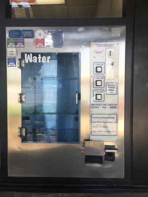 24 hr. Water vending machine.
 
 Máquina de agua disponible 24 horas.