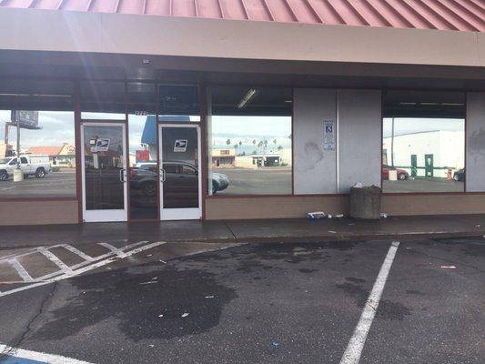 Overflowing trash cans and trash strewn all over in front of both the 27th Avenue entrance and the Camelback entrance.